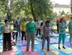 На йогу open air прийшли люди різного віку: від малюків до пенсійного віку