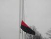 В Ужгороде перед ОДА вывесили красно-черный флаг