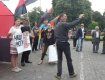 На площі Народній почалися суперечки між активістами ГР УМВС і ПС