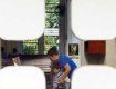 Мать учит ребенка молиться в католическом храме в Куала-Лумпуре