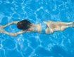 Девочка забеременела, купаясь в бассейне