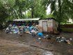 Після дощу у Львові сміття рознесло містом