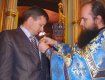 Архиепископ Феодор вручает орден начальнику милиции г.Мукачево Михаилу Ленделу
