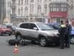 В центре Киева скутерист не разминулся с джипом