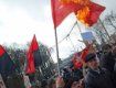 Во Львове возле Монумента славы на улице Стрыйской националисты жгут красные флаги