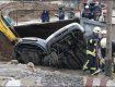 В Москве 4 автомобиля ушли под землю