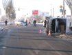 В Донецке микроавтобус, перевозящий пассажиров, от удара опрокинулся на левую сторону.