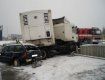 В Чехии фура на ледяной дороге раскидала 5 легковушек