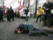 Избитый мужчина, обливший краской памятник Ленину в Киеве
