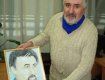 Владимир Фединишинец с портретом самого себя работы студентки УжНУ