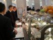 Депутатів годують бутербродами із червоною ікрою в їдальні ВР