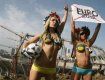 FEMEN пытаются голой грудью не пустить Евро-2012 в Украину