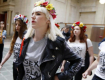 Зустріч Саакашвілі: гола активістка Femen проти натовпу копів