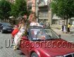 Автопробег свадебного кортежа машин по улицам Ужгорода
