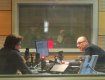 Рустем Адагамов и редактор Кирилл Щелков в студии Радио Прага
