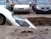 В Киеве в образовавшуюся яму на дороге провалился автомобиль