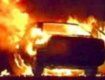 Выбили окно в джипе Тойота, плеснули в салон топливо из бутылки и бросили огонь