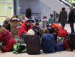 Поляки допомагають переселенцям, які прибули з Донбасу