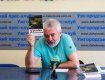УЖГОРОД. Сергій Федака зі своєю новою книжкою.