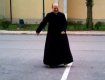 Венгерский священник катается на скейтборде