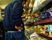 В Чопе с прилавка торгового павильона украли детскую одежду на 200 грн.