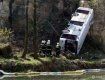 В Чехии автобус сорвался с семиметровой высоты в обрыв