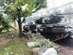 В Минское танк снес фонарный столб и врезался в дерево