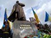 Под памятник Бандере во Львове подложили гранату