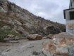 На Прикарпатье на дорогу рухнула 30-тонная каменная глыба