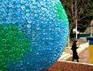 Сейчас «ОККО» проводит акцию по сбору пластиковых бутылок для создания шара