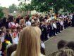 В Мукачево выпускники прощались со школой под весенним дождем
