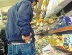 Разжиться сигаретами за счет супермаркета вору помешали госохранники