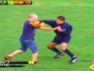 Боксерский поединок фаната и арбитра во время футбольного матча в Бразилии
