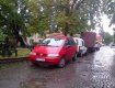 В Ужгороде около школы стоит ряд автомобилей "оленей"