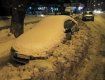 Коммунальщики в Ужгороде "хоронят" припаркованные машины в снегу