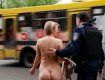 В центре Киева задержана голая женщина