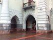 В Мукачево разыскивают вандалов, которые повредили городскую ратушу