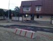 Разметкой по ямах отремонтировали в Ужгороде улицу Шумную