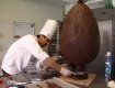 Ужгородский кондитер сотворил 30 кг шоколадное яйцо
