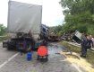 На трассе Киев-Чоп микроавтобус столкнулся двумя грузовыми автомобилями