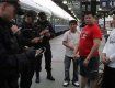 Полиция проверяет документы у иностранцев на вокзале в Праге