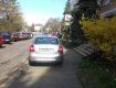 В Ужгороде водитель авто удачно припарковался на тротуаре