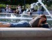 В Германии спасаясь от жары горожане устремились к водоемам
