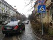 В Ужгороде авто на тротуаре - не редкость, да еще и под знаком