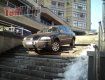 В Киеве водитель на VW Passat решил покорить ступеньки