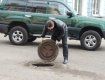 В Ужгороде украденный канализационный люк вернули на место