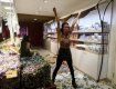 Активистка Femen устроила акцию в Roshen на Крещатике