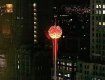 Огромный хрустальный шар выставлен на обозрение на центральной площади Манхэттена Таймс-сквер.