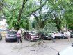 В Ужгороде на Крылова опасно парковать дорогие иномарки!