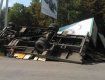 В Ужгороде из-за перегрузки перевернулся огромный грузовик